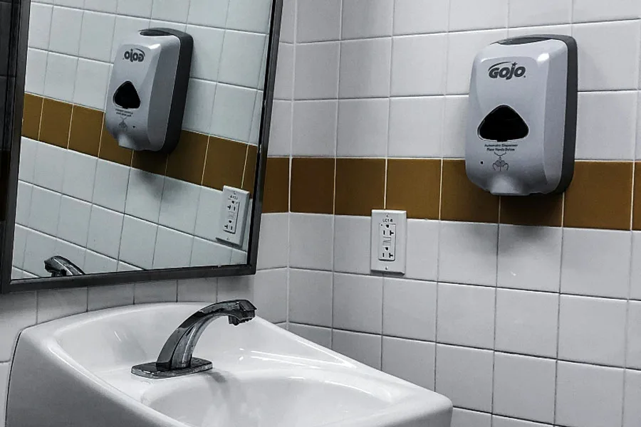 Dispenser sabun otomatis yang terpasang di dinding
