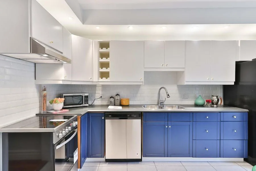 Бело-синие кухонные шкафы с серебряными ручками