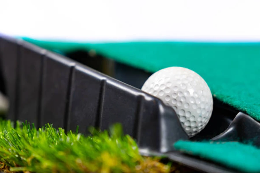 Bola golf putih sebagai sistem pengembalian matras