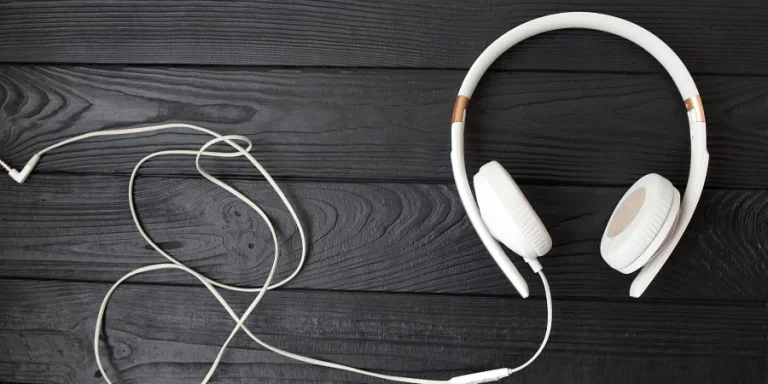 Casque blanc sur fond de bois noir