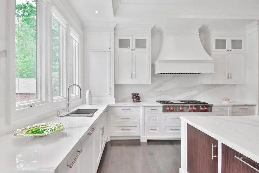 Белая кухня с волнистыми ручками шкафа из матового никеля