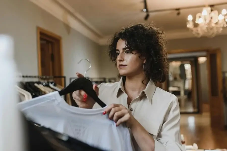 Mujer sosteniendo una percha