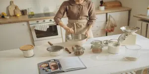 Mujer mezclando ingredientes en un tazón