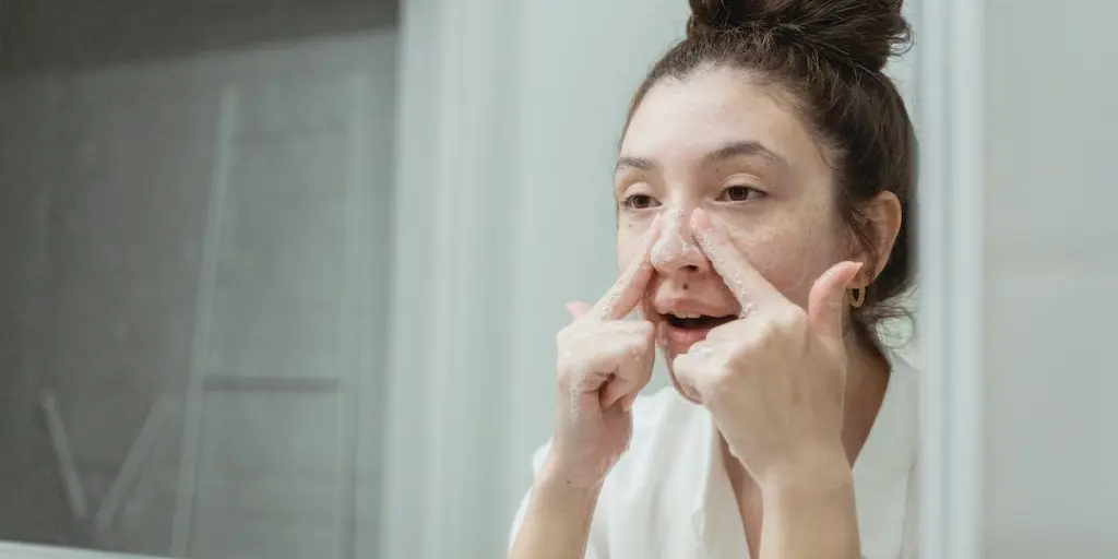 Mulher realizando sua rotina de cuidados faciais
