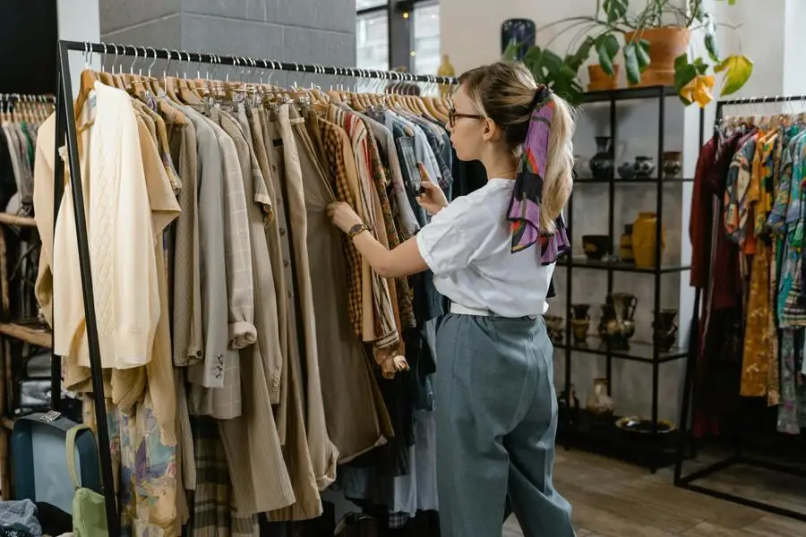 Frau wählt Kleidung in einem Geschäft aus