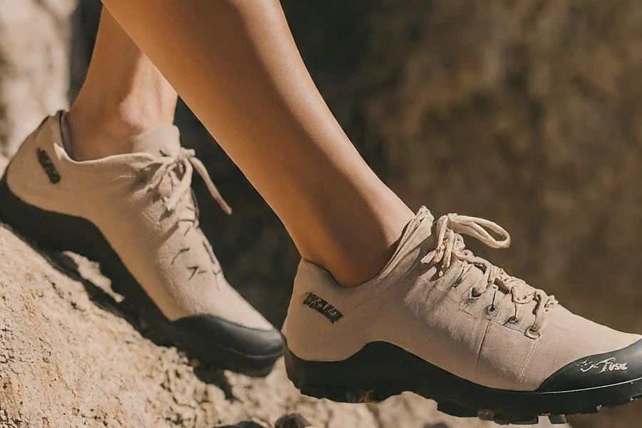 Wanita memamerkan sepatu hiking