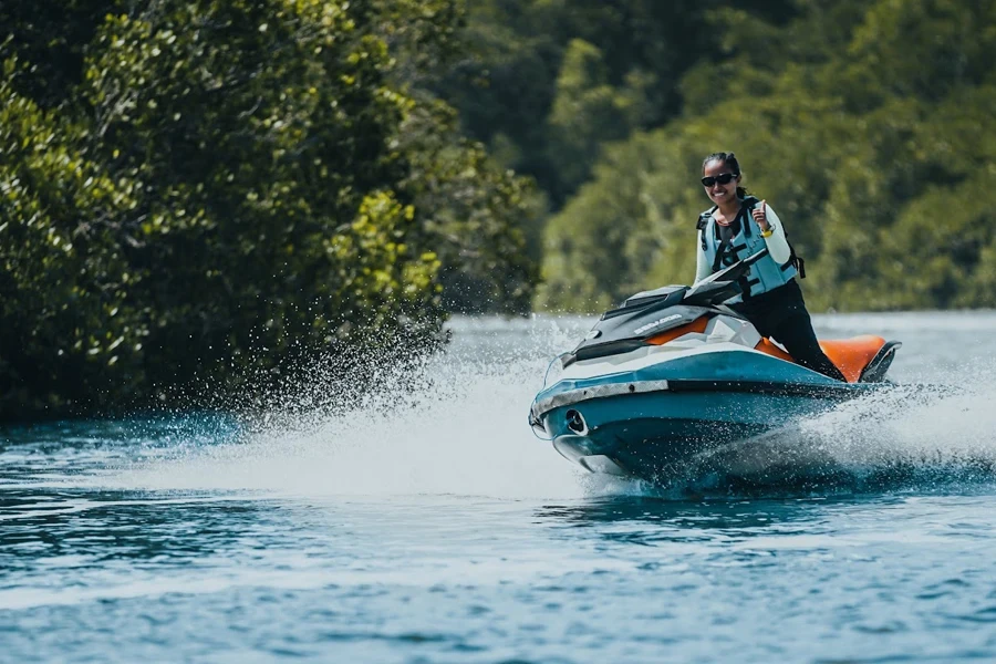 Femme utilisant un jet ski sur une rivière