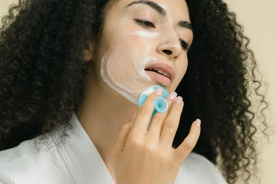 Mujer con cabello increíble usando un limpiador facial