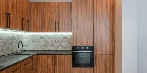 Деревянные кухонные шкафы с матовой черной фурнитурой