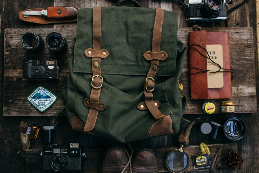 una macchina fotografica e una borsa da viaggio