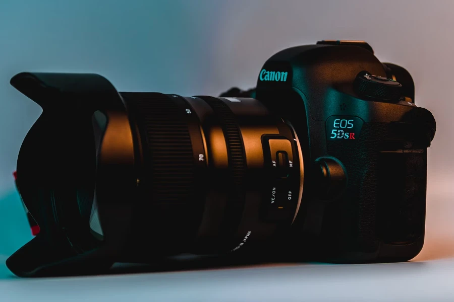 Bir Canon DSLR dijital fotoğraf makinesi