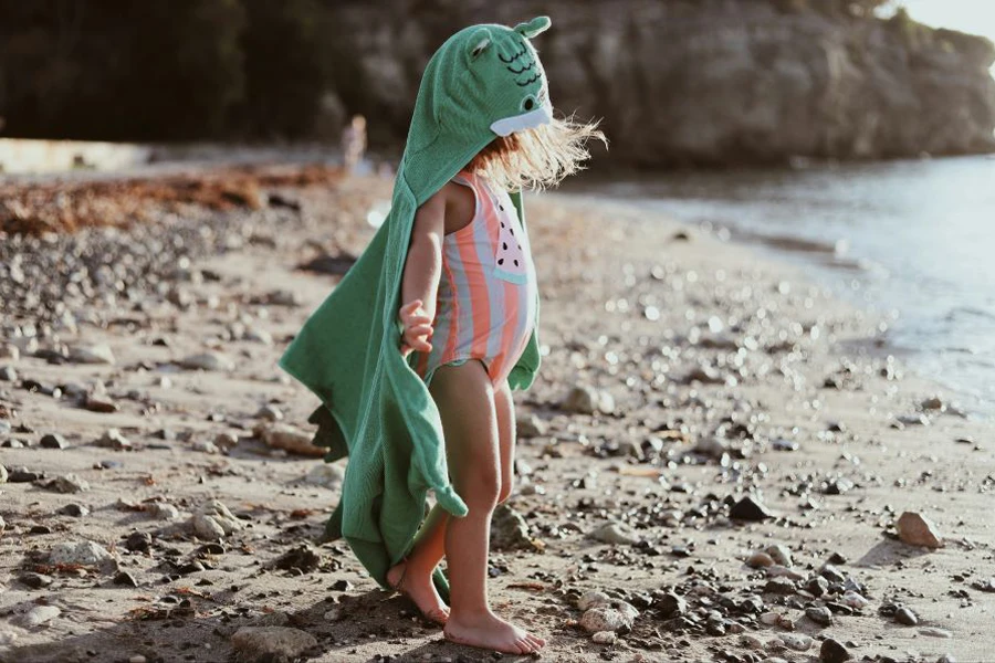 ребенок в пляжном полотенце с капюшоном