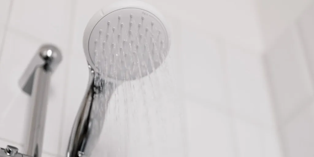 シャワーヘッドをオンにして水が流れる