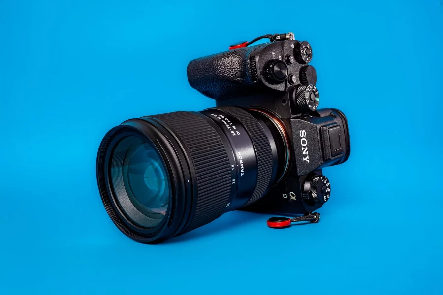 Una cámara Sony sobre un fondo azul.