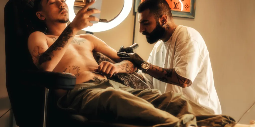 Um tatuador prestando seus serviços em um estúdio