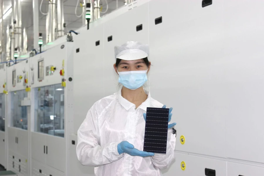 Um trabalhador segurando uma célula solar no laboratório (esquerda), oficina de produção de células solares (centro e direita)
