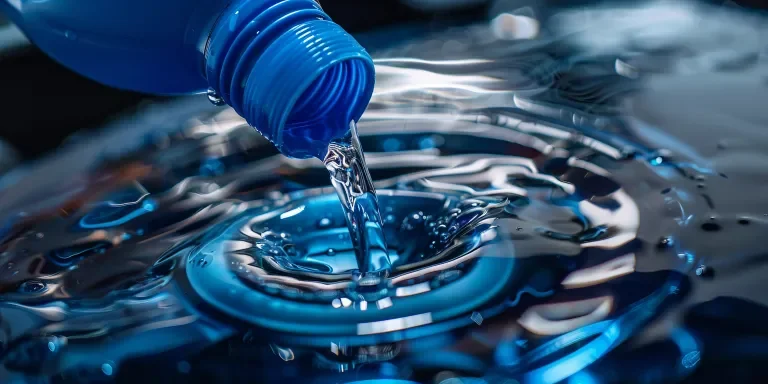 llenar el interior del tanque de líquido lavafaros del automóvil