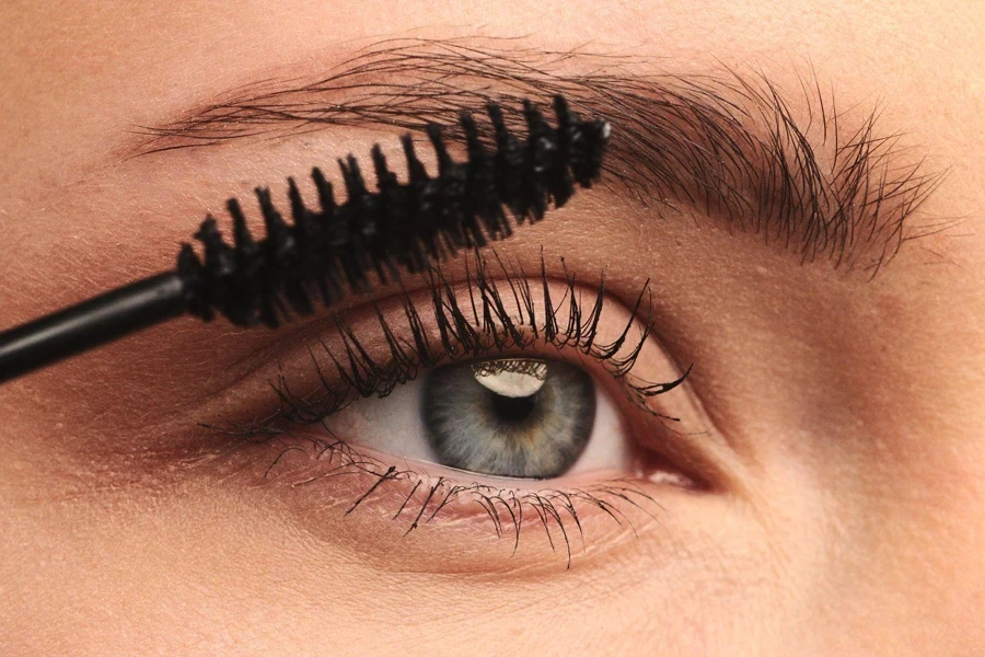 brush eyelashes