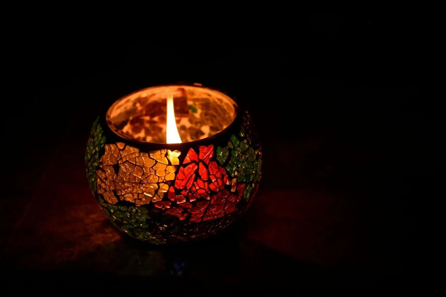 Kerze in einem Kerzenhalter aus Glas.