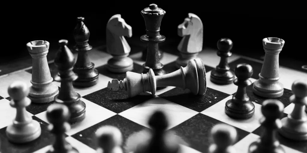 Шахматная доска с матом, изображающая успешную стратегию переговоров