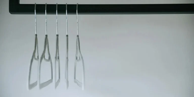 cintres sur un support méta