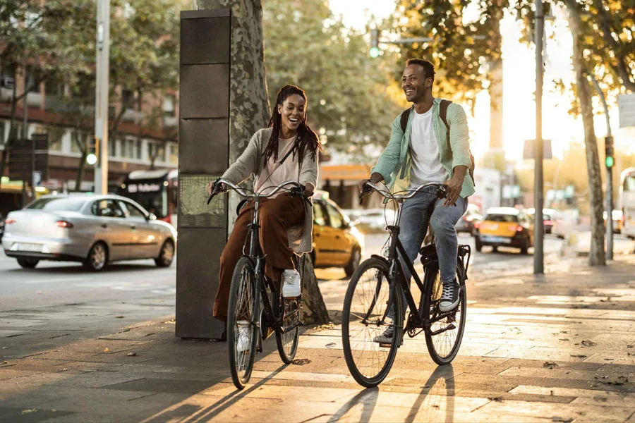 pareja en bicicleta en la ciudad