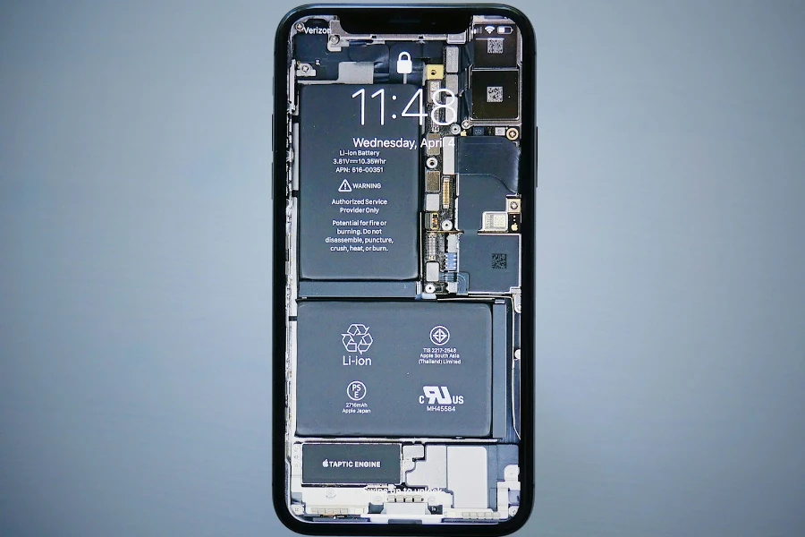 Smartphone desmontado mostrando componentes internos