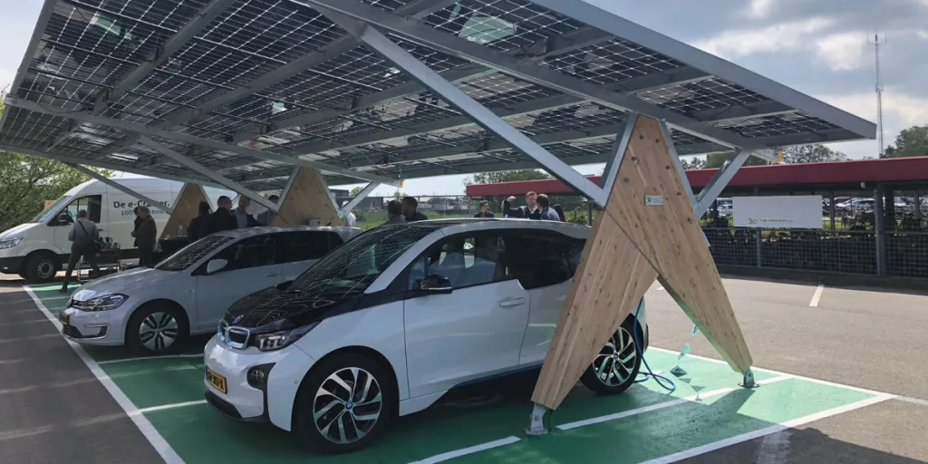 Elektroauto wird unter einem Solar-Carport im Hof ​​aufgeladen