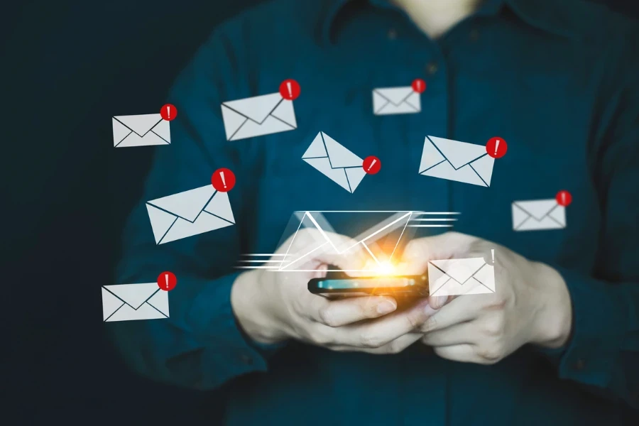 Symboles de notification par e-mail flottant au-dessus d'un smartphone