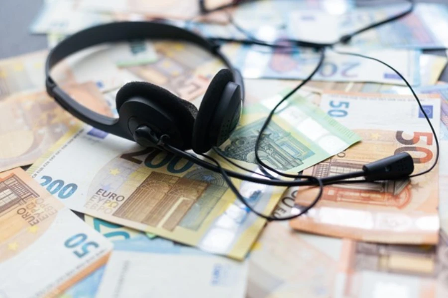 auriculares con billetes en euros, negocios