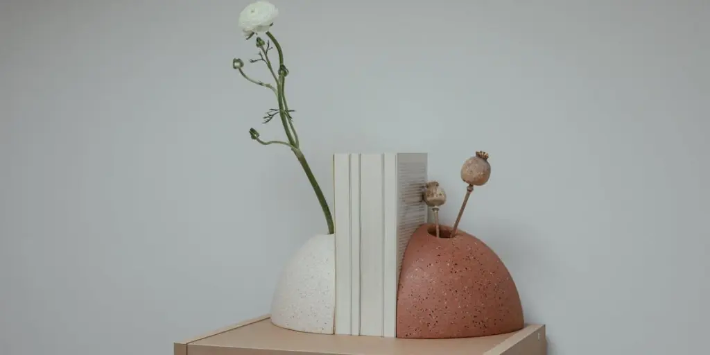 flores em um vaso de suporte para livros