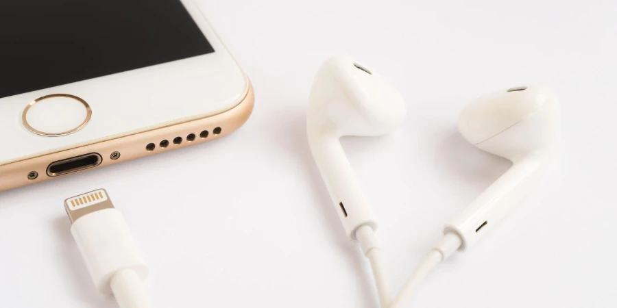 Maket iPhone dan mockup Apple EarPods baru dengan latar belakang putih