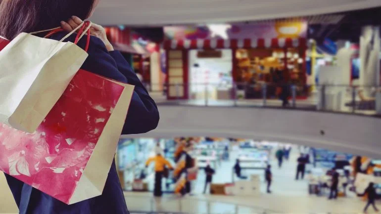 Посещаемость торговых центров Великобритании в марте выросла на 0.3% в годовом сопоставлении. Фото: Сонпичит Салангсинг через Shutterstock.com.