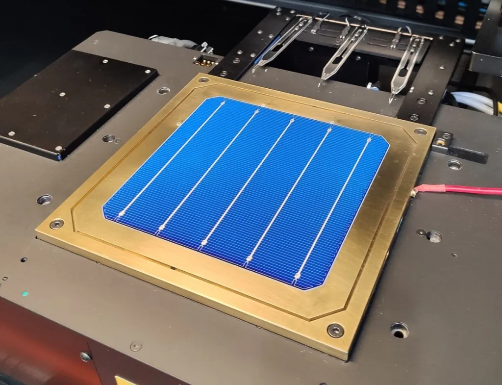 Silicon heterojunction solar cell