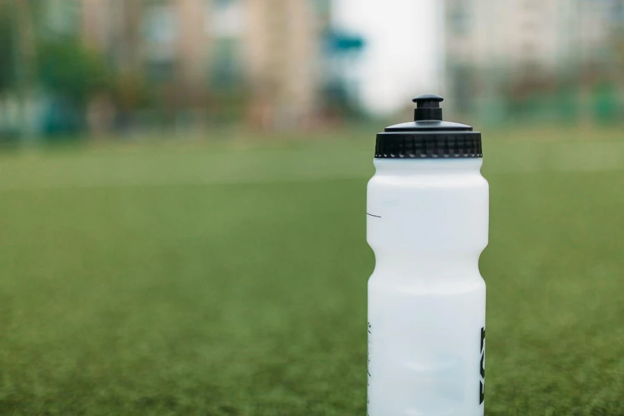 Uma garrafa de água para o atleta. Garrafa esportiva, com espaço para texto