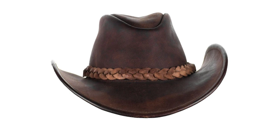 Beyaz arka planda izole edilmiş eski deri kahverengi kovboy şapkası