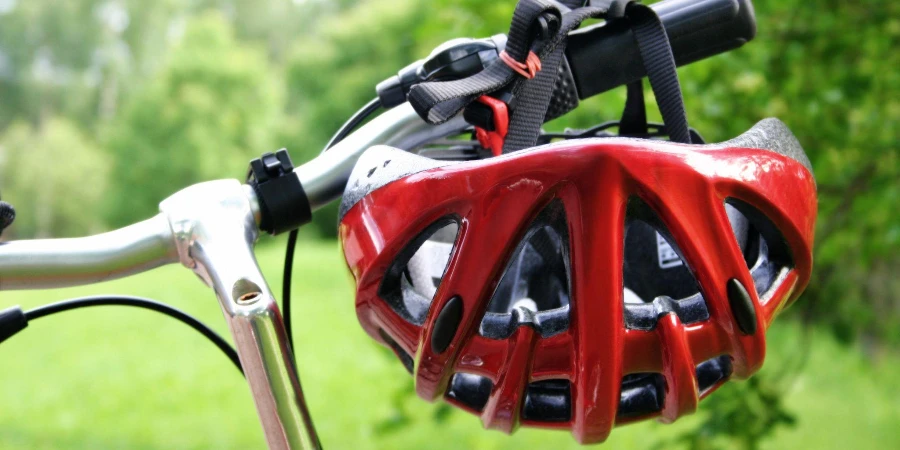 Красный велосипедный шлем