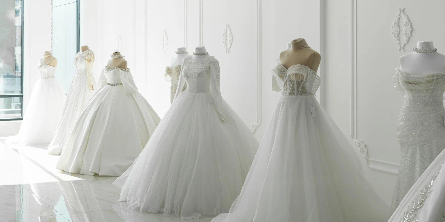 Vestido de noiva boutique em manequim em loja de noivas, conceito de moda
