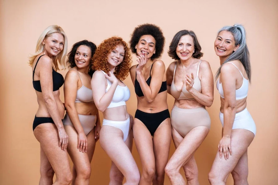 Modelos femininos mistos em lingerie em fundos coloridos