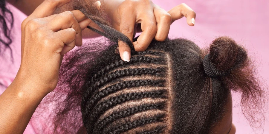 Updo gaya rambut Afrika dengan ekstensi rambut