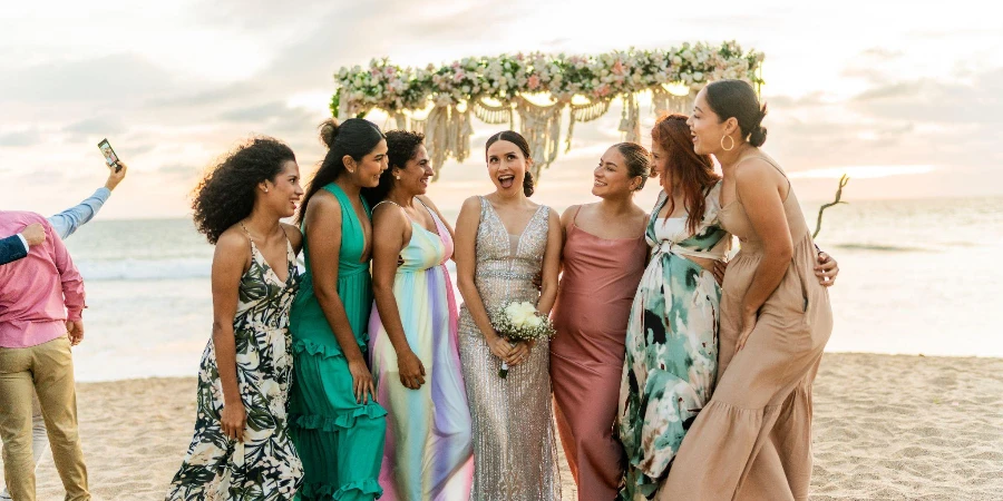 Braut unterhält sich mit ihren Freunden auf der Hochzeitsfeier am Strand