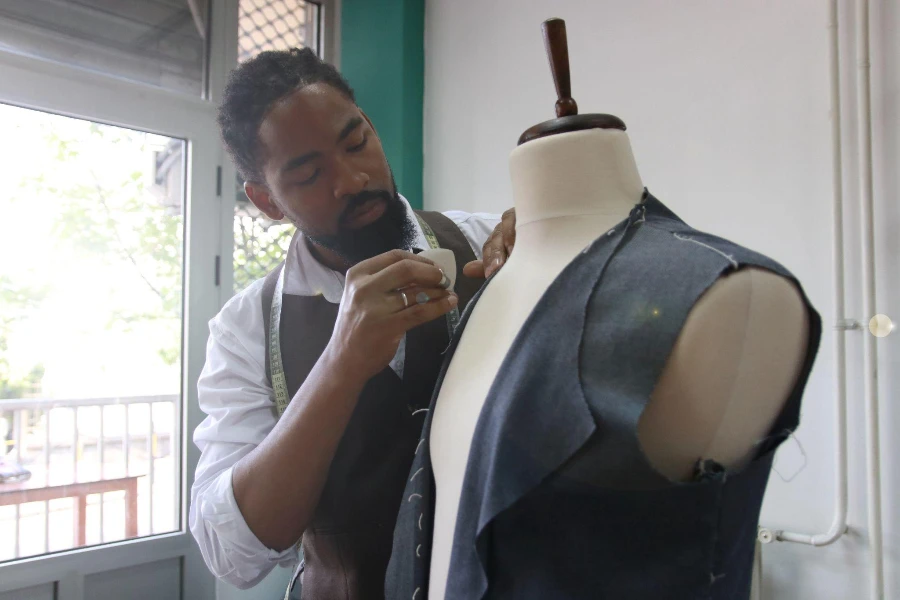 takım elbise terzi küçük işletme dikiş siyah adam Afrika tasarımı el yapımı