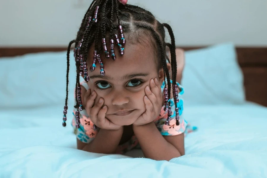 Foto De Enfoque Selectivo De Una Niña Acostada Hacia Adelante En La Cama