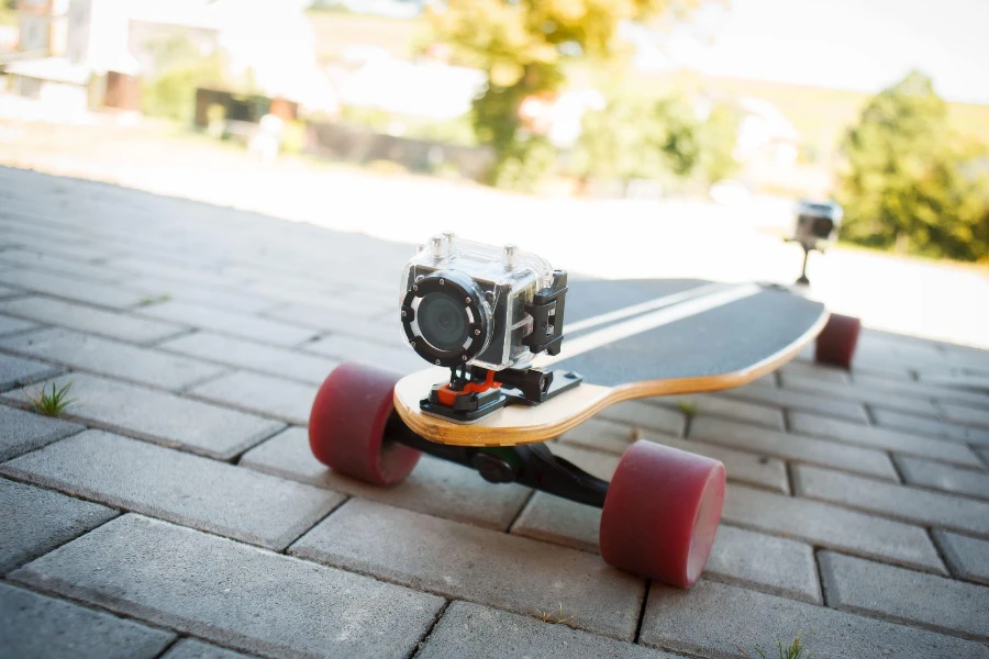 Longboard equipped with two extreme cameras