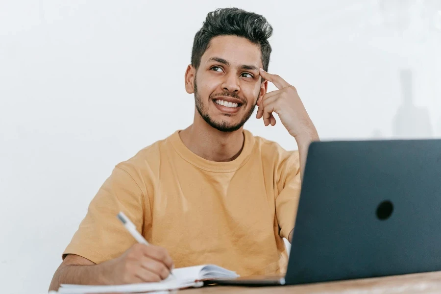 jovem empresário hispânico barbudo pensando em novas ideias