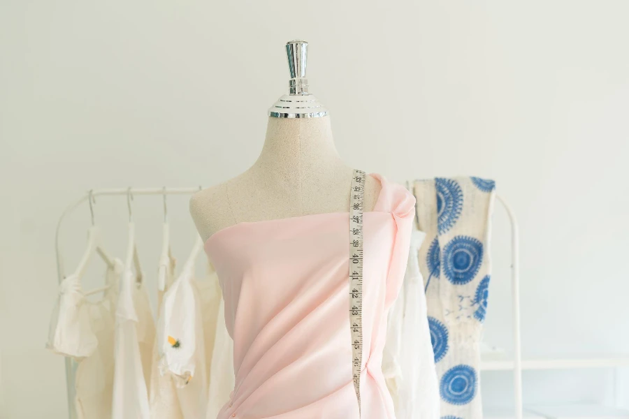 Mannequin factice avec robe de mode dans la boutique de tailleur. vêtement, design, mode