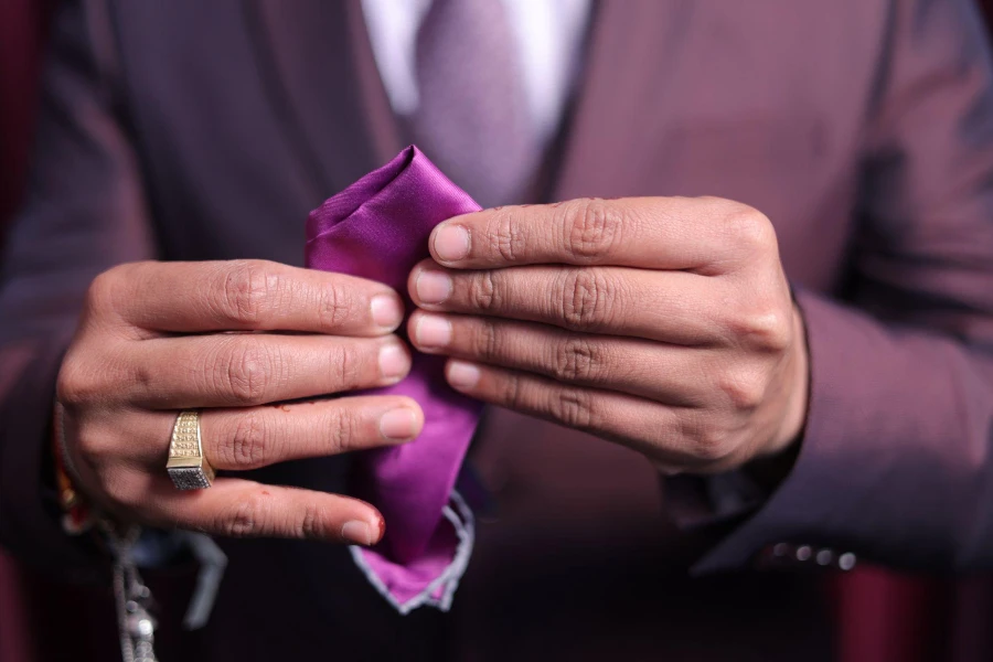 Mano uomo con abito da sposa India con anello con cravatta