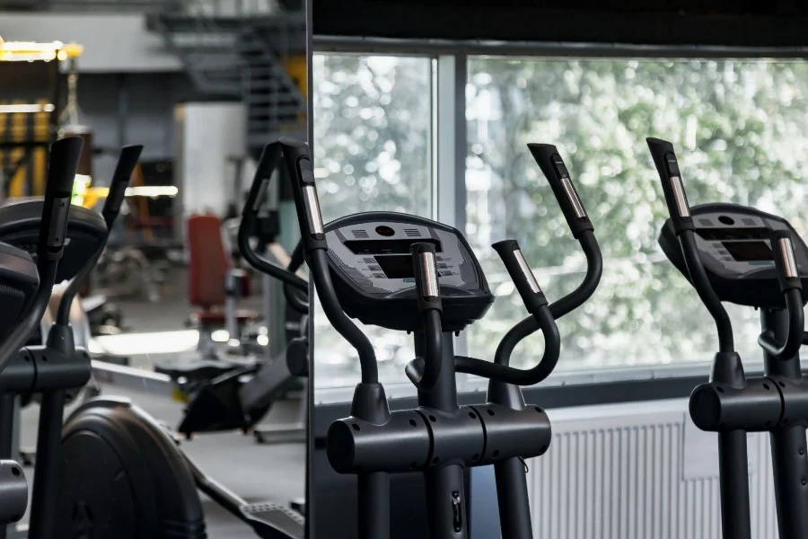 Interior de gimnasio moderno con equipamiento deportivo.