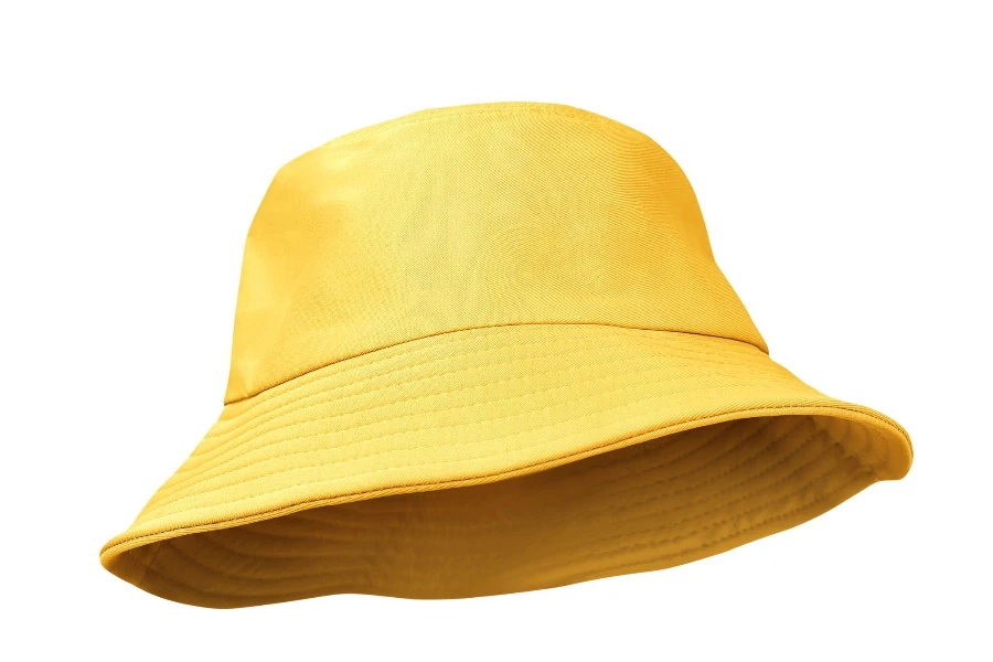 قبعة دلو صفراء معزولة على الأبيض