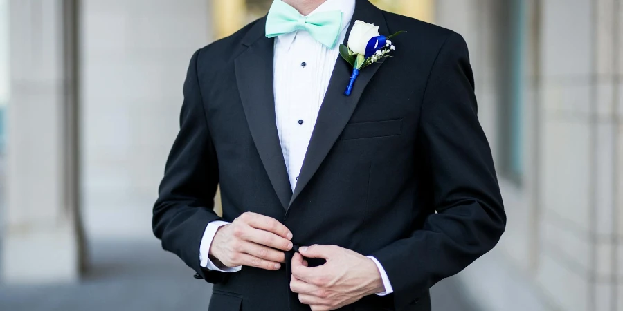 رجل يرتدي بدلة سهرة باللونين الأسود والأزرق